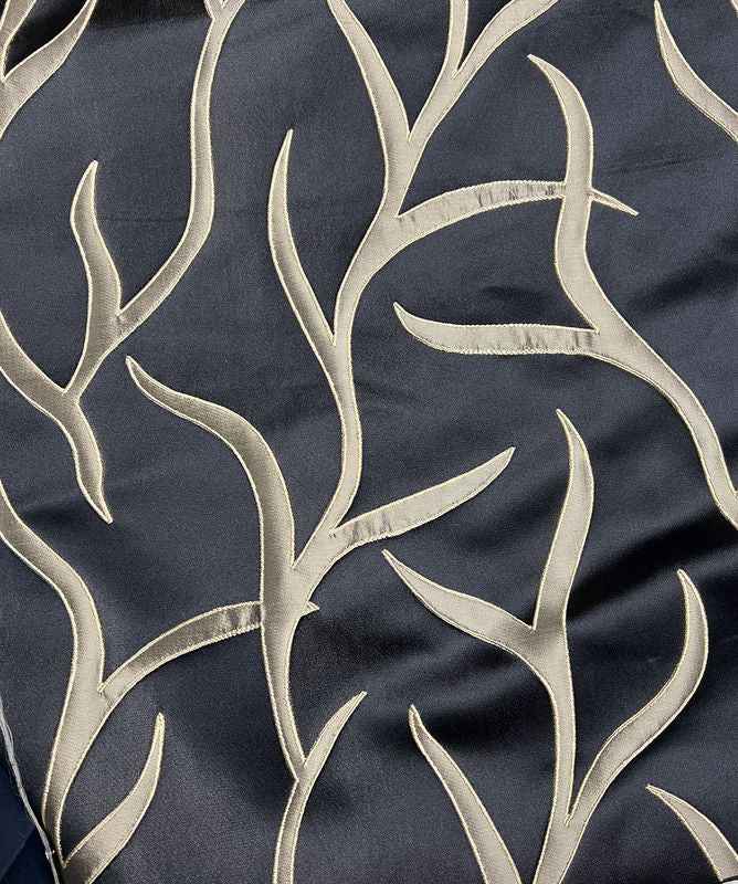 Vinetree Jacquard Tablecloth – Black