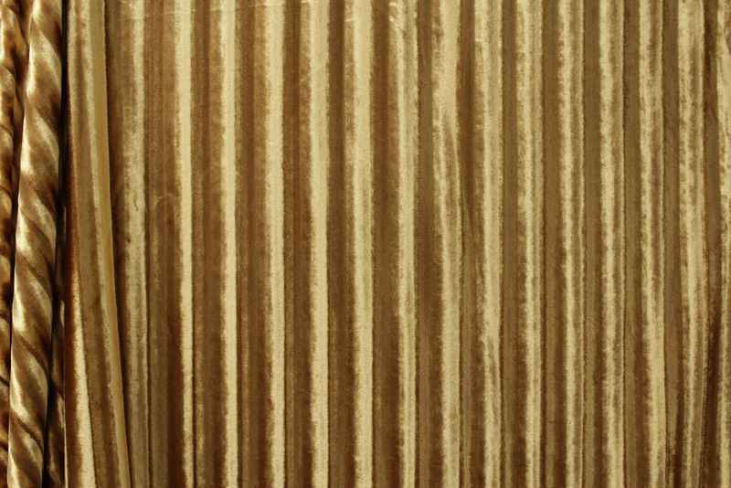 Shadow Stripe Crushed Tablecloth – Gold